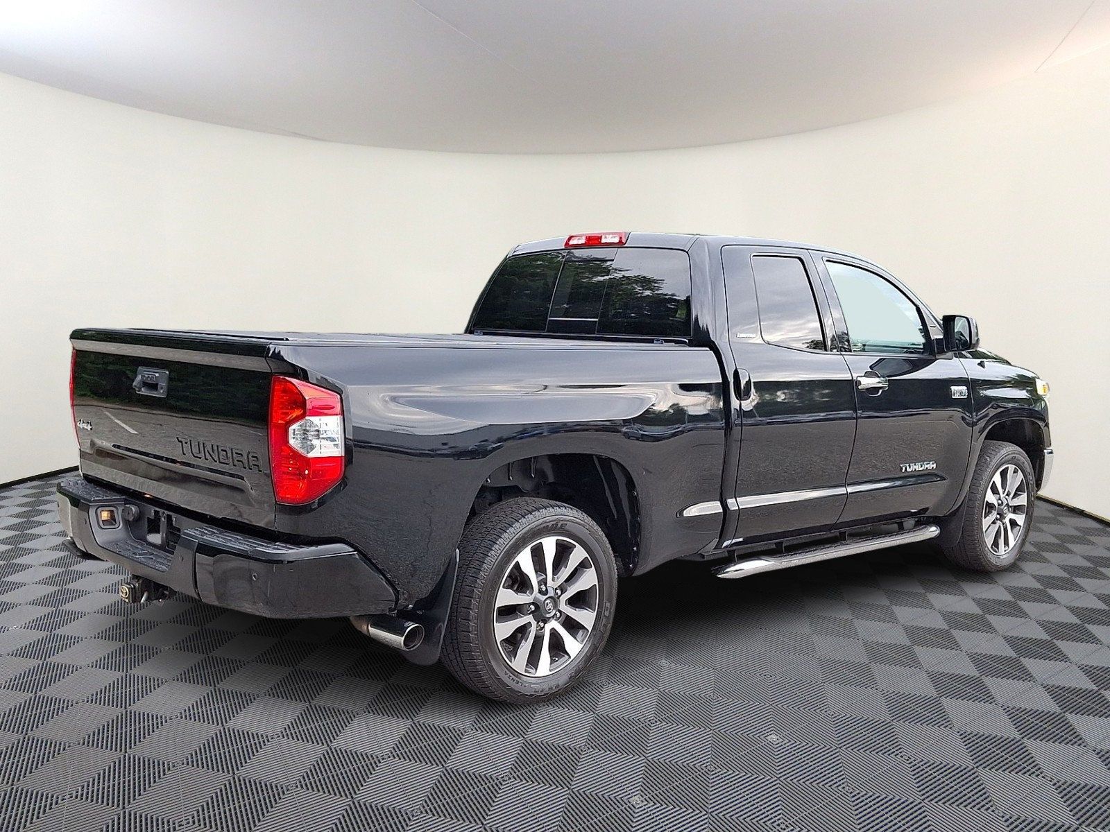 Used 2019 Toyota Tundra Limited w/ Limited Premium Package AWD/4WD image 6