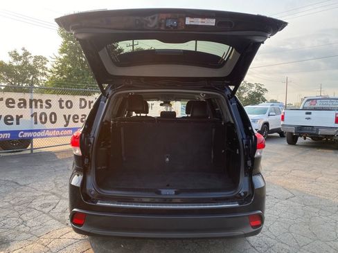 Used 2019 Toyota Highlander LE AWD/4WD image 4
