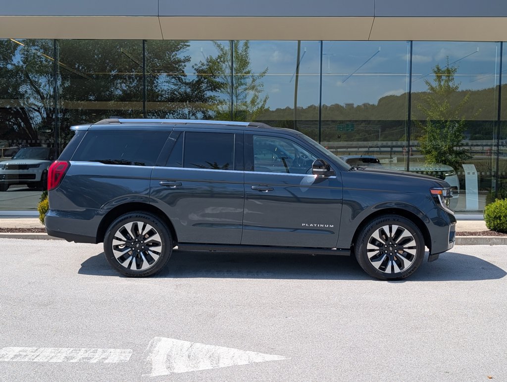 Used 2025 Ford Expedition Platinum w/ Driver's Package AWD/4WD image 8