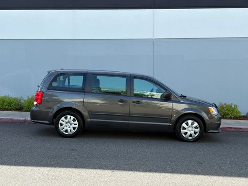 Used 2016 Dodge Grand Caravan American Value Package w/ UConnect Hands-Free Group FWD image 6