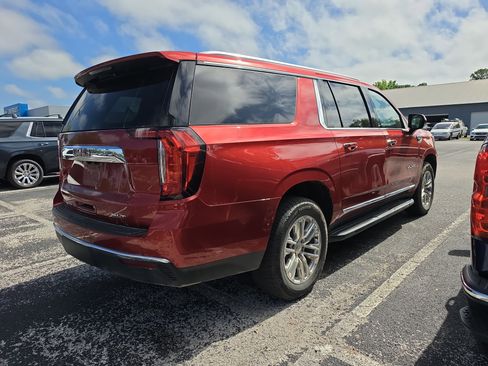 Used 2024 GMC Yukon XL SLT AWD/4WD image 3