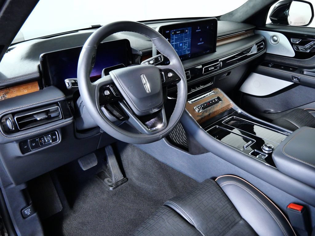 Certified 2025 Lincoln Aviator Black Label AWD/4WD image 3