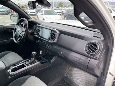 Used 2021 Toyota Tacoma TRD Off-Road w/ Technology Package AWD/4WD image 18