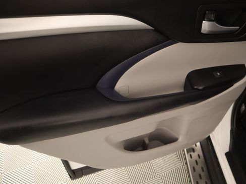 Used 2019 Toyota Highlander XLE image 17