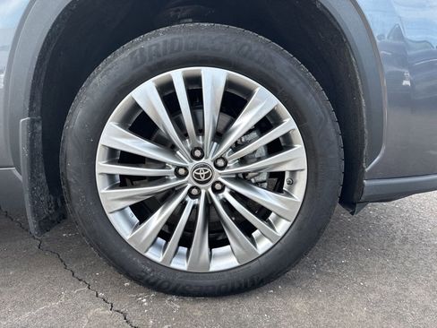 Used 2025 Toyota Highlander Platinum image 9