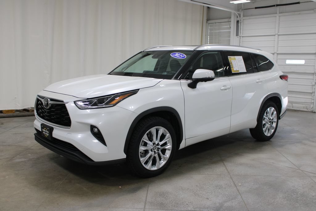 Used 2023 Toyota Highlander Limited FWD image 4