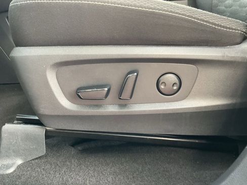 Used 2025 Nissan Pathfinder SV FWD image 9