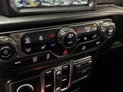 Used 2020 Jeep Wrangler Unlimited Sahara w/ Uconnect 4C Nav & Sound Group image 31