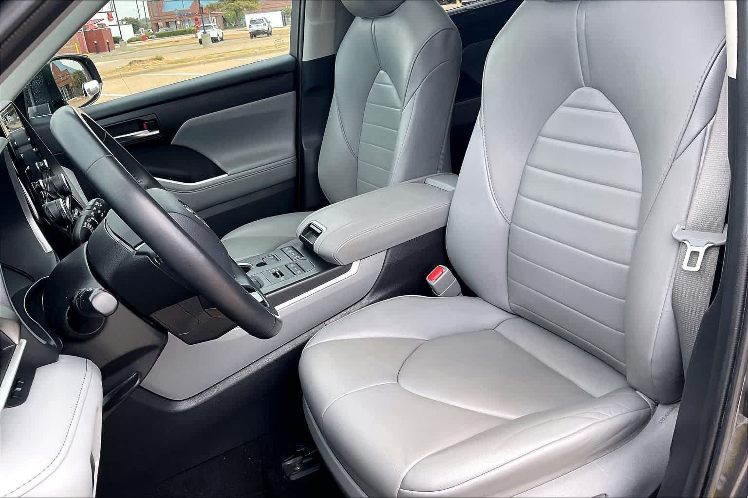 Used 2021 Toyota Highlander XLE AWD/4WD image 10