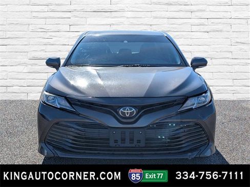 Used 2018 Toyota Camry LE image 2
