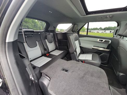 Used 2022 Ford Explorer XLT w/ Equipment Group 202A AWD/4WD image 33