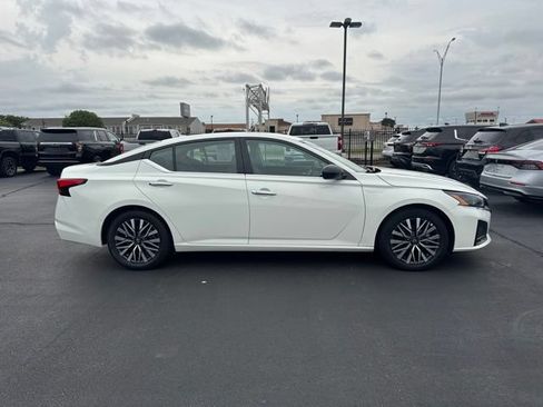 Used 2025 Nissan Altima 2.5 SV FWD image 2