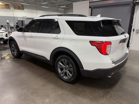 Used 2022 Ford Explorer XLT w/ Equipment Group 202A AWD/4WD image 8
