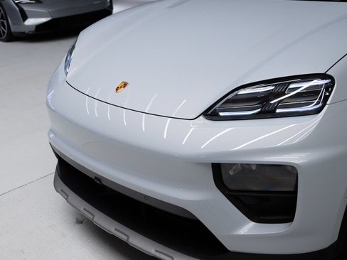 Certified 2026 Porsche Macan 4 Electric AWD/4WD image 31