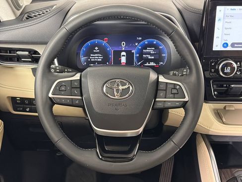 Used 2024 Toyota Highlander Limited FWD image 25