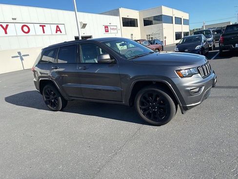 Used 2021 Jeep Grand Cherokee Laredo X AWD/4WD image 3