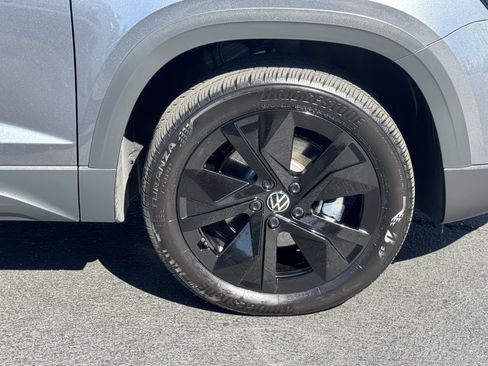 Used 2025 Volkswagen Taos SE image 12