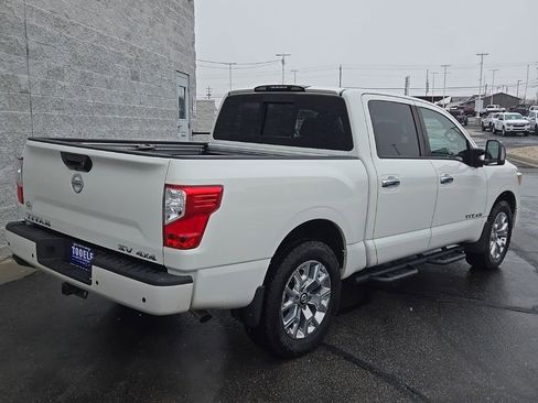 Used 2021 Nissan Titan SV w/ SV Convenience Package image 4