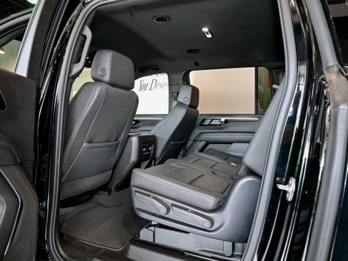Used 2025 Chevrolet Suburban Z71 AWD/4WD image 19