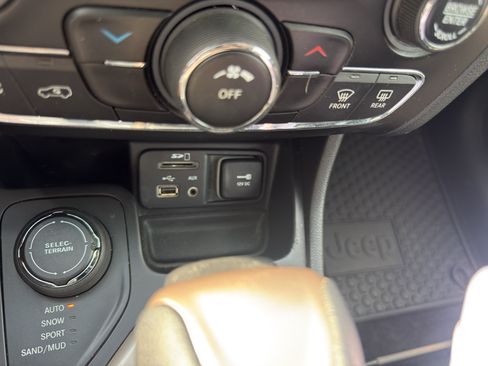 Used 2017 Jeep Cherokee Latitude w/ Cold Weather Group AWD/4WD image 21
