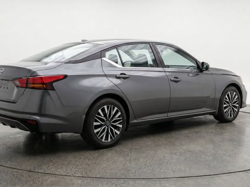 Used 2025 Nissan Altima 2.5 SV FWD image 9
