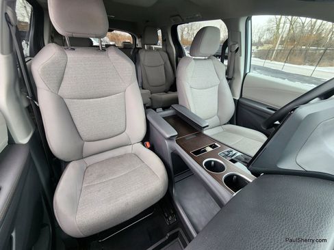 Used 2024 Toyota Sienna LE image 4
