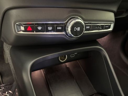 Used 2025 Volvo XC40 B5 Plus image 35