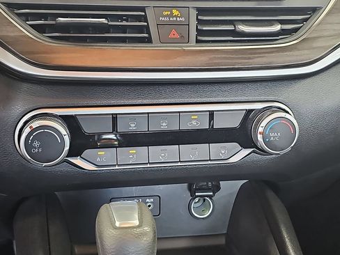 Used 2025 Nissan Altima 2.5 SV FWD image 21