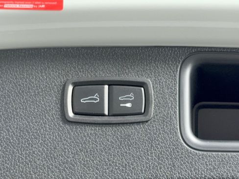 Certified 2024 Porsche Macan S AWD/4WD image 28