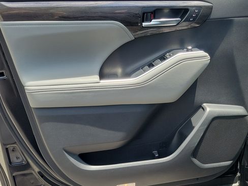 Certified 2024 Toyota Highlander Platinum FWD image 24