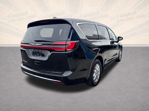 Used 2025 Chrysler Pacifica Select image 6