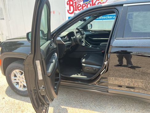 New 2025 Jeep Grand Cherokee Laredo w/ Luxury Tech Group I image 21