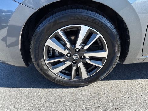 Used 2022 Nissan Versa SV image 9