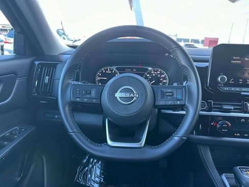 Used 2024 Nissan Pathfinder SV image 15