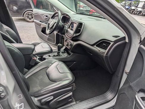 Used 2020 Jeep Cherokee Latitude Plus w/ Comfort/Convenience Group AWD/4WD image 19
