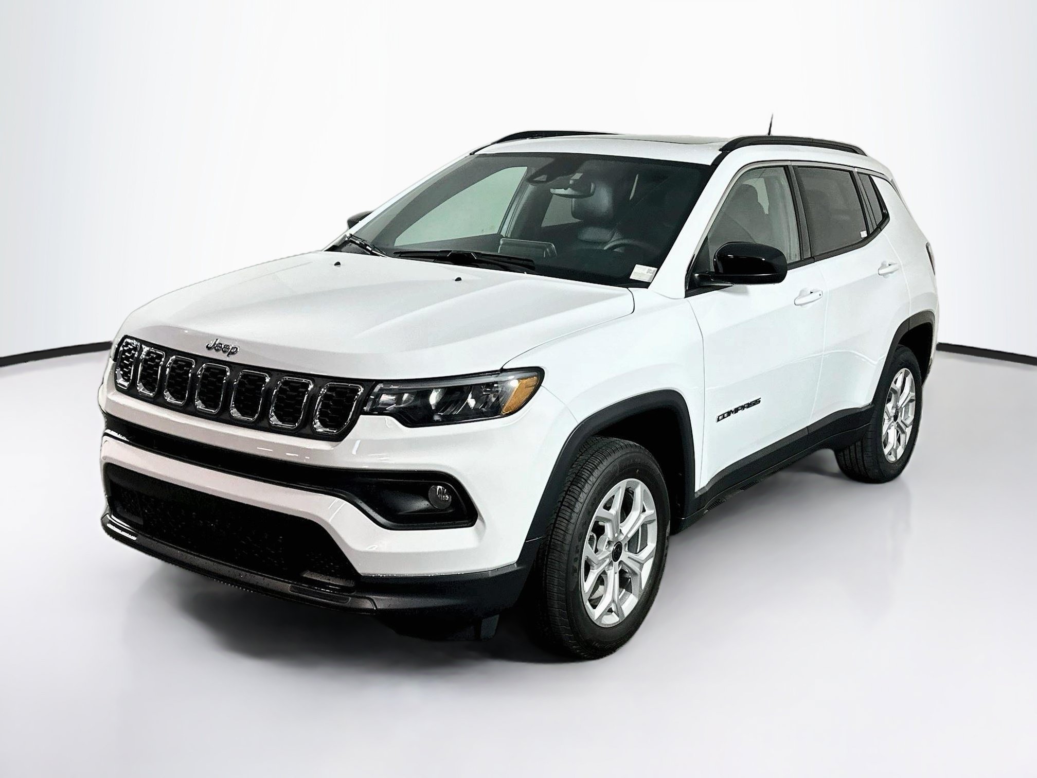 Used 2025 Jeep Compass Latitude w/ Sun & Sound Group AWD/4WD image 3