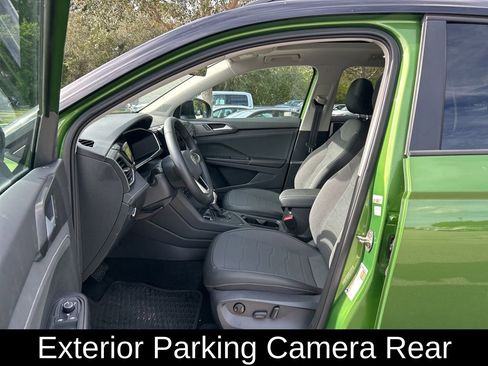 Certified 2025 Volkswagen Taos SE image 15