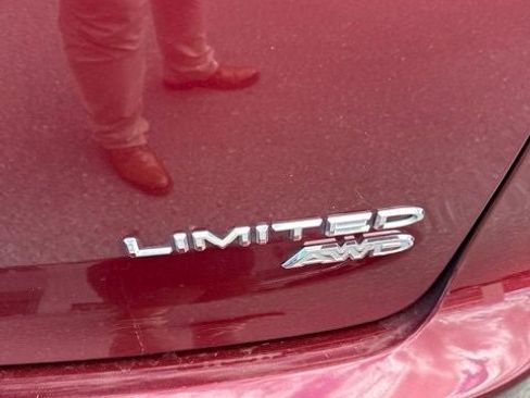 Used 2021 Chrysler Pacifica Limited w/ Uconnect Theater Family Group AWD/4WD image 9