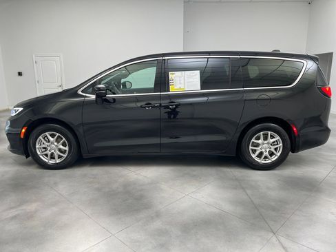 Used 2025 Chrysler Pacifica Select FWD image 4