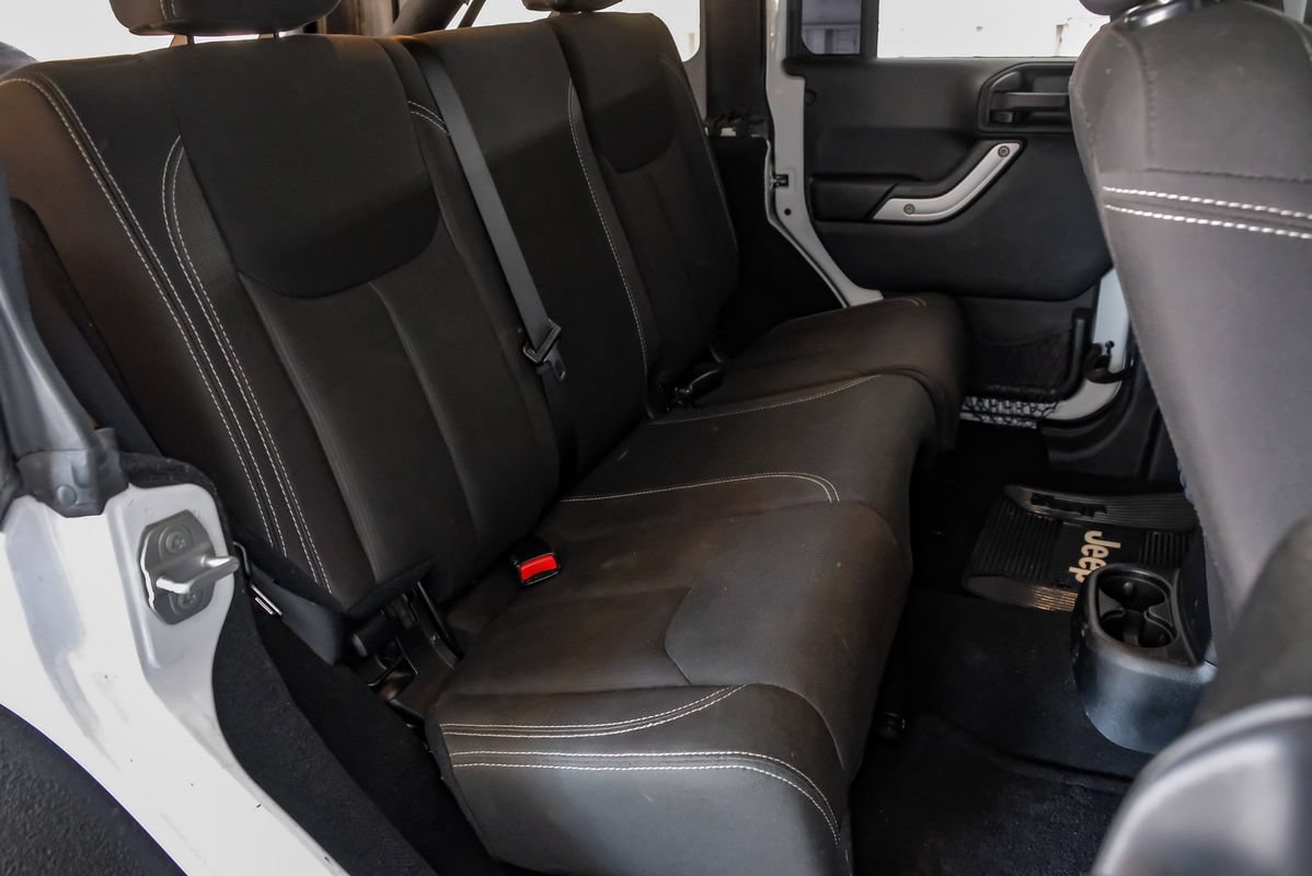 Used 2016 Jeep Wrangler Unlimited Sahara w/ Connectivity Group AWD/4WD image 31