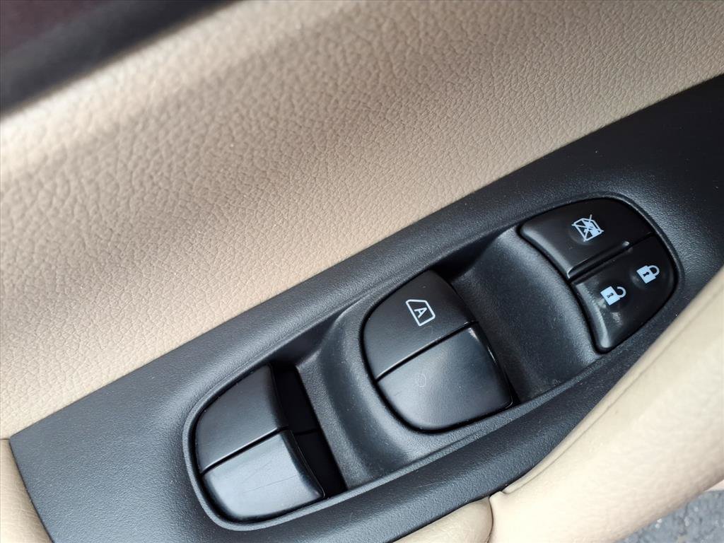 Used 2016 Nissan Rogue SV FWD image 17