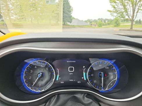 Used 2023 Chrysler Pacifica Touring-L FWD image 22