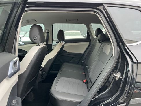 Used 2025 Volkswagen Taos SE image 26