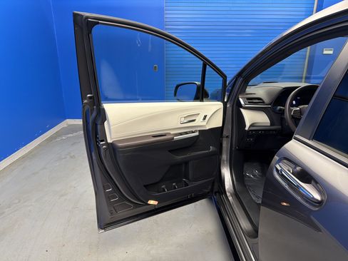 Used 2023 Toyota Sienna Platinum image 10