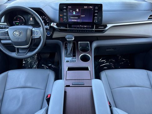 Certified 2023 Toyota Sienna XLE image 17