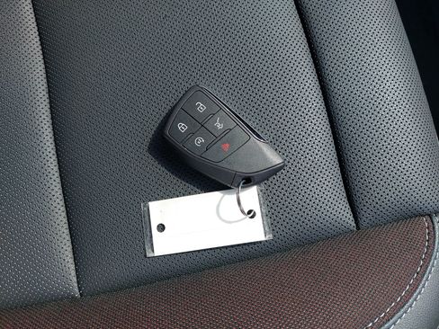 Used 2024 Chevrolet Equinox EV RS FWD image 38
