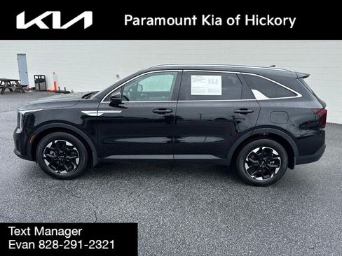 Used 2025 Kia Sorento S w/ Panoramic Sunroof Package FWD image 4