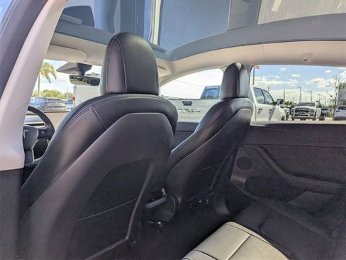 Used 2022 Tesla Model Y Long Range image 19