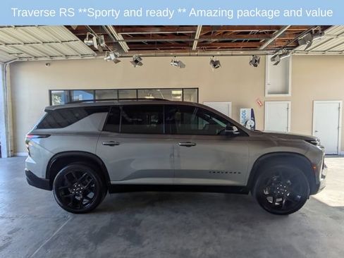 Used 2025 Chevrolet Traverse RS FWD image 3