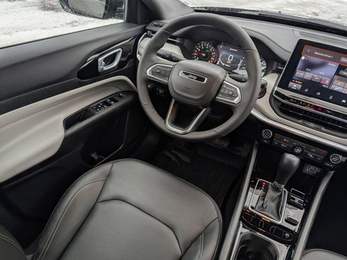 Used 2025 Jeep Compass Limited image 9